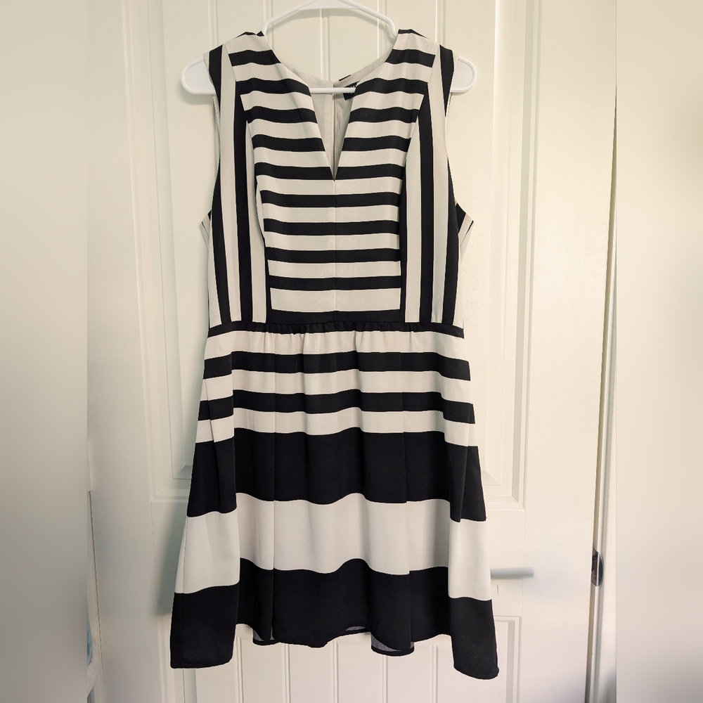 Black and White Vintage Striped Formal Sleeveless Dress